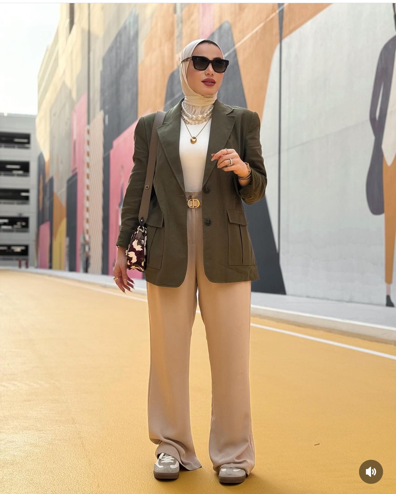 Beige elegant gold button pants